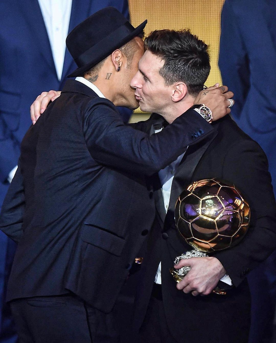 post van neymarjr waarop te zien is dat hij Lionel Messi een kus geeft om het te feliciteren met zijn ballon d'or